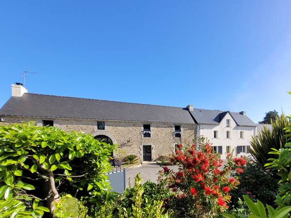Façade longère, partie blanche réservée aux propriétaires-presta