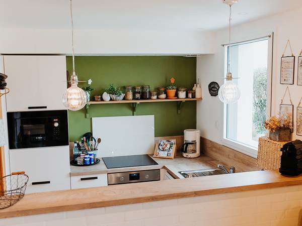 La cuisine est semi-ouverte sur le séjour