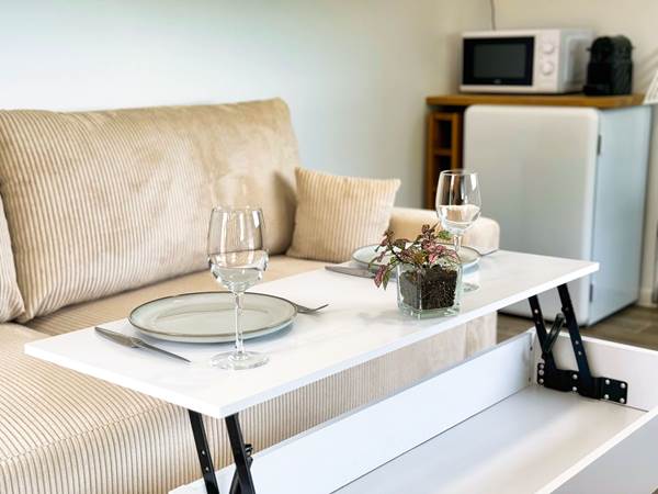studio-le-lodge-repas-en-amoureux-canape.jpg