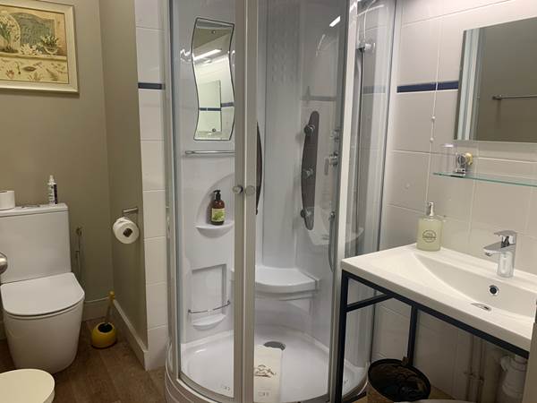 salle de bain de la chambre confort + n°10 au Vintage*** Quimperle