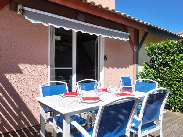 terrasse privative et salon de jardin.