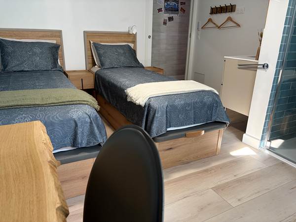Chambre bleue lits séparés