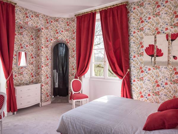 Chambre Coquelicots château au 1er étage avec une échauguette