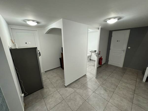 acces-sanitaire-vestiaire-salle-confluence.jpg