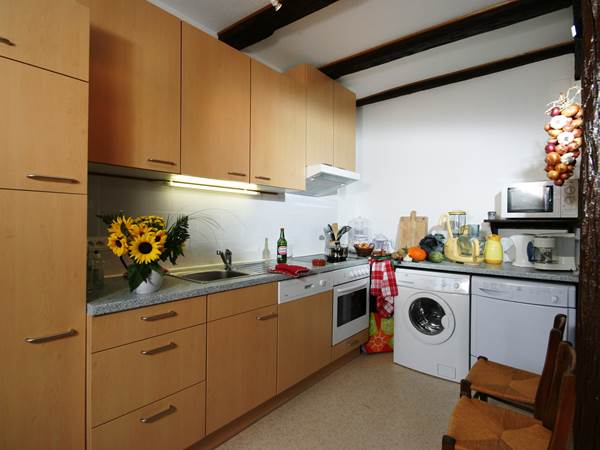 Cuisine toute équipée avec lave-linge et sèche-linge