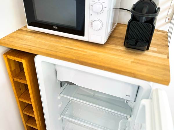 studio-le-lodge-frigo-microonde-cafetiere.jpg