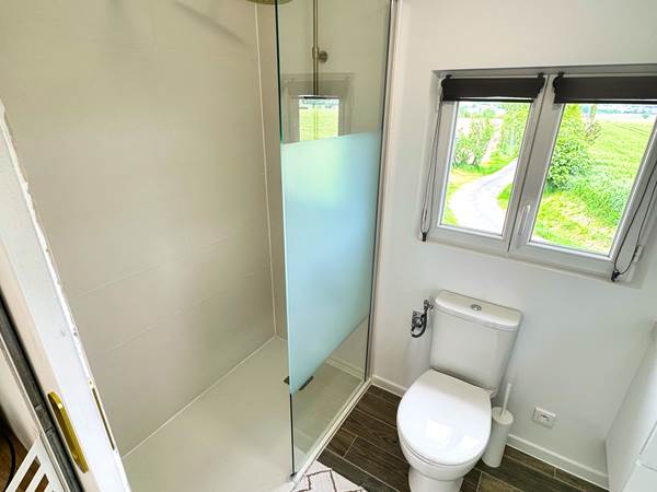 studio-le-lodge-douche-italienne-salle-bain-vue.jpg