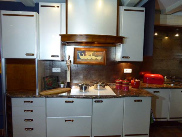 Grande cuisine équipée au rez-de-chaussée