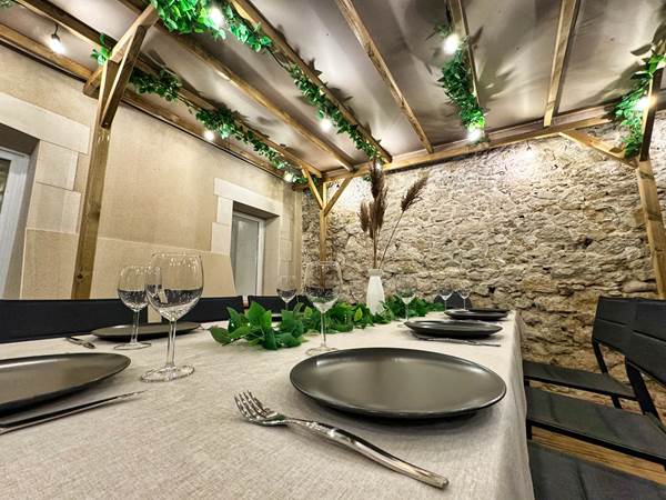 terrasse-couverte-cottage-soir-diner-location-lauragaise.jpg