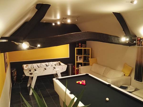 Salle de jeu: billard et baby foot
