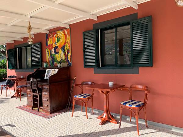 Espace pique-nique privatif pour boire et manger a l'abris devant chaque chambres - Private picnic area for drinking and eating in the shelter in front of each room