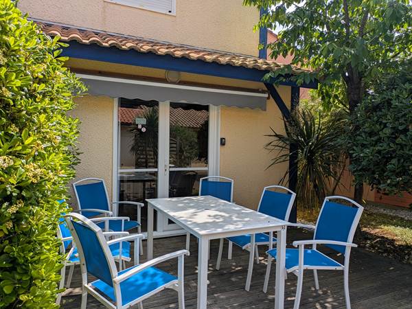 terrasse privative et salon de jardin.