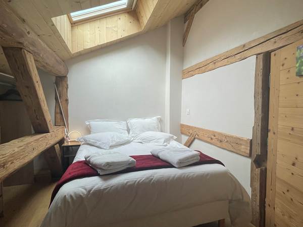 Chambre intime Raiponce - 1 lit 140x190 - Velux avec store électrique occultant