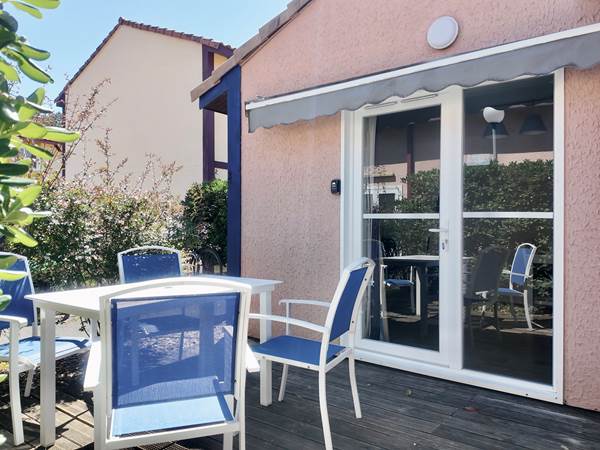 terrasse privative et salon de jardin