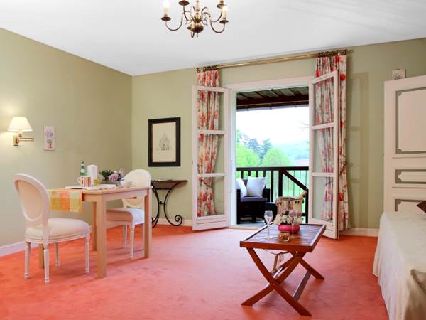 Gîte de charme Junior suite 35 - 36 séjour et balcon vue de l'entrée