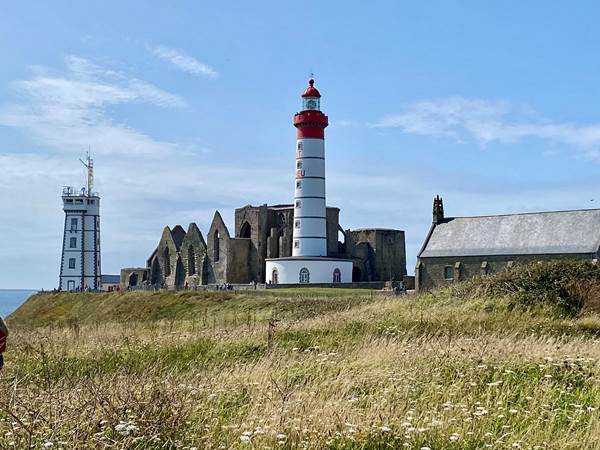 La pointe Saint-Mathieu, à 3,5 kms des gîtes Le Jardin de l'Ecurie et La Grange