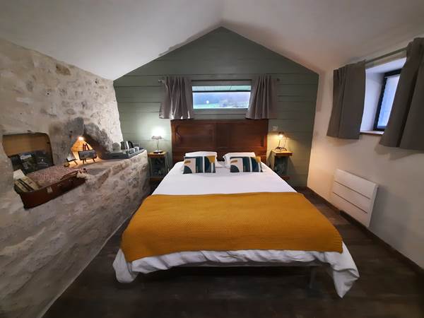 Chambre lumineuse et confortable, idéale pour une pause au calme