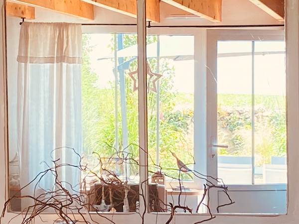 Ambiance lumineuse dans le salon, prolongée par un accès direct à la terrasse