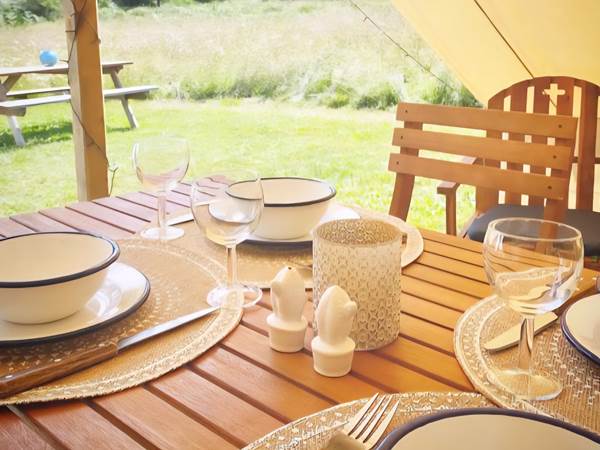 Le Ranch - Lotus belle tipi dining