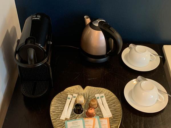 Nespresso machine et plateau de courtoisie dans l´hôtel de charme à Quimperlé