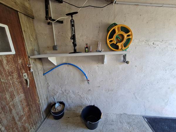 Coin recharges des batteries électriques de vélos  et accessoires de réparation mis à disposition.