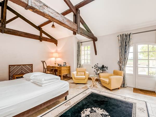 Chambre lit double, rez de chaussée, chambre prestige, salle de bain privative, vue jardin et rivière, vignoble, chambres d'hôtes