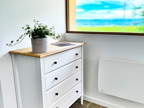 studio-le-lodge-commode-lumineuse-vue-nature.jpg