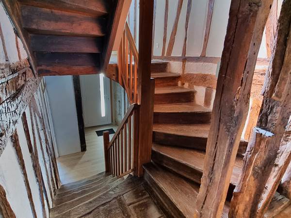 escalier-charme-ancien-cottage-lauragaise.jpg
