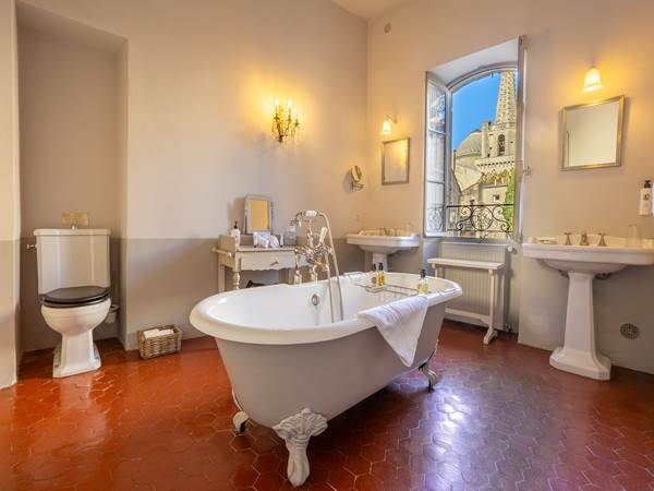 Suite rose salle de bain vue sur la collégiale