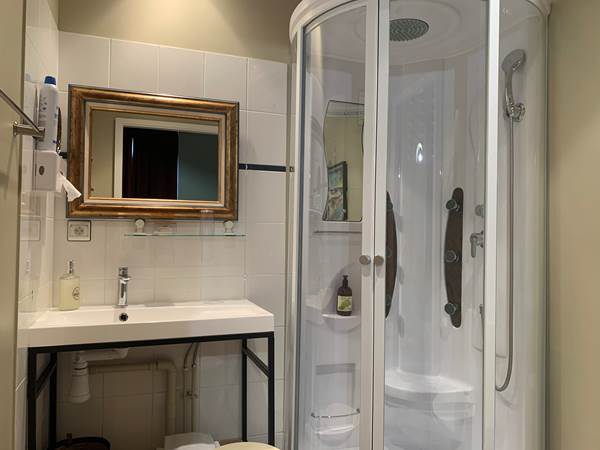 salle de bain de la chambre confort + au Vintage *** Quimperle