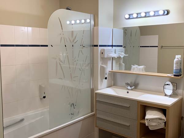 salle de bain de la chambre 8