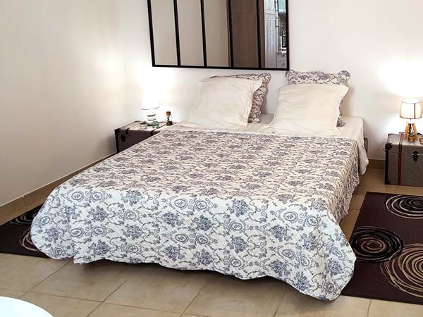 Lit queen size au rez de chaussée