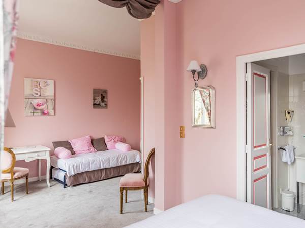 Chambre rose canapé