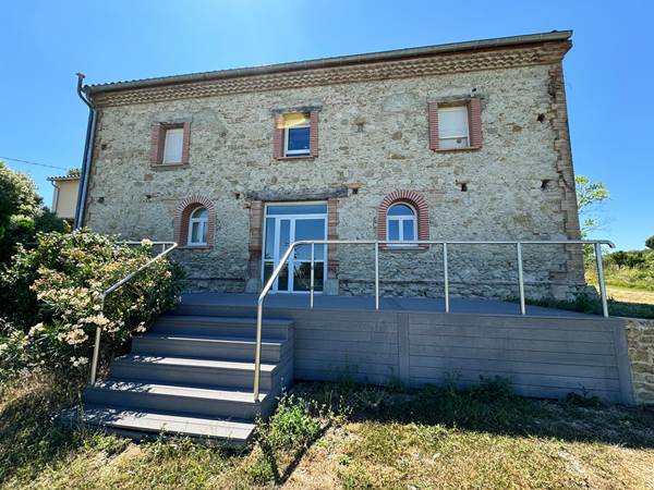 facade-salle-confluence-entree-accessible.jpg