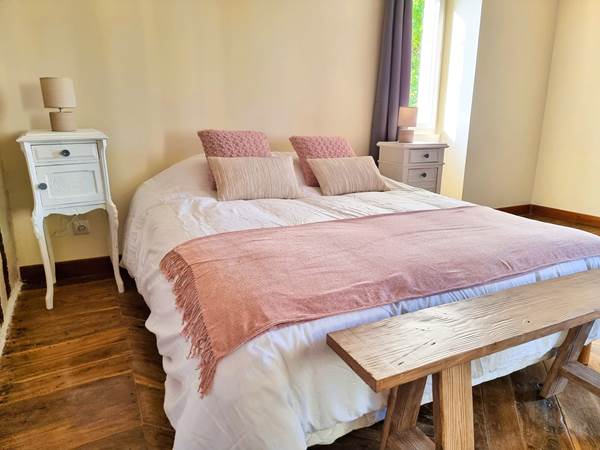 cottage-chambre-douceur-parquet-location-lauragaise.jpg