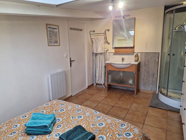 Coin salle d'eau vu du lit