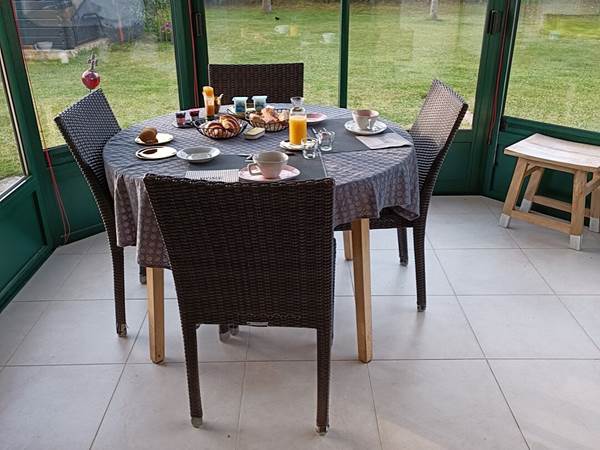 Petit déjeuner dans notre véranda-galerie