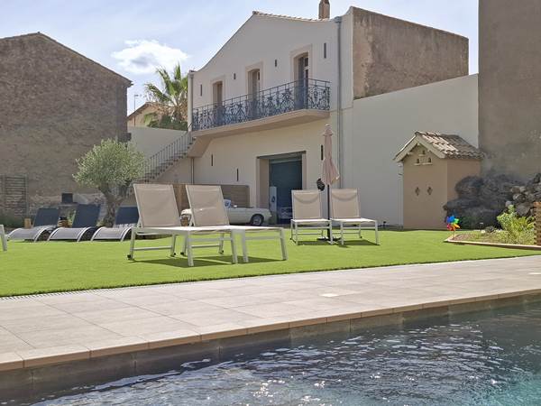 Piscine chauffée et jardin du gîte Le Ramonetage à Montblanc dans l’Hérault