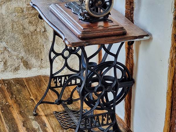 mobilier-vintage-machine-coudre-location-lauragaise.jpg