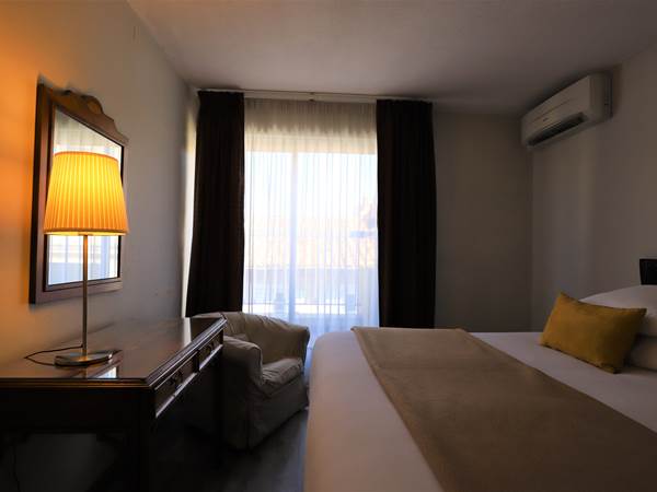 Chambre avec grand lit et balcon