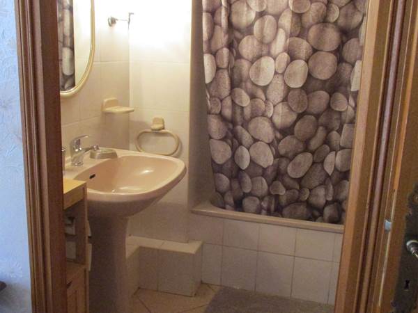 Gite des Oliviers Valros - Tilleul - salle de bains baignoire 3