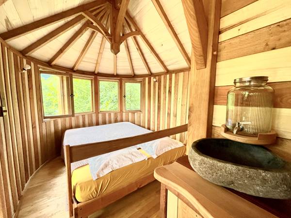 chambre arrondie et grand lit
