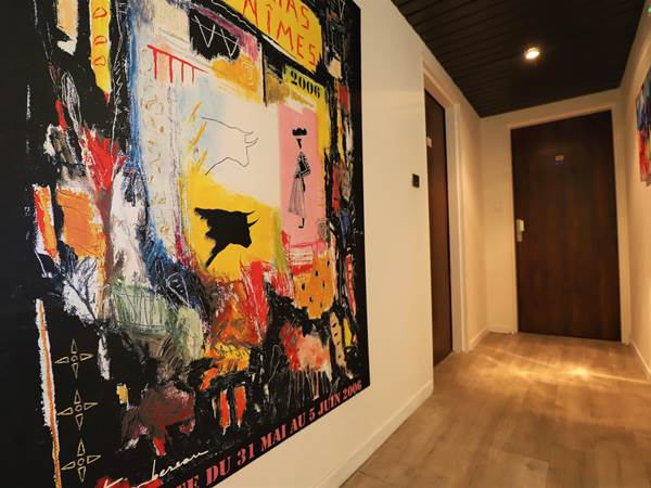 Couloir avec affiche Feria de Nîmes
