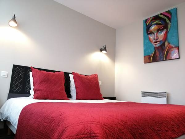 Chambre lit King size logament 7