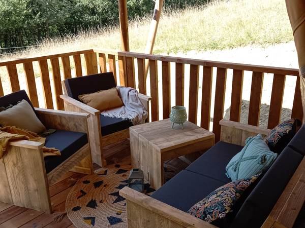 Eco lodge exterieur terrasse la ferme du hitton Gers glamping