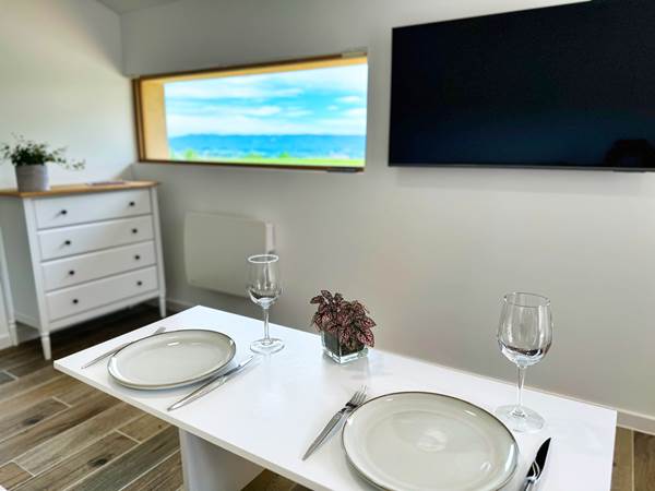 studio-le-lodge-repas-vue-nature-et-tv.jpg