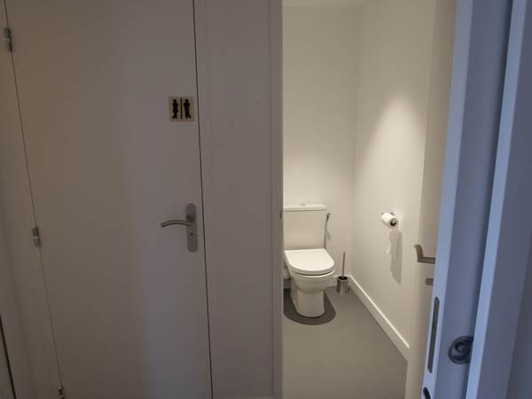 Un des deux WC du dortoir