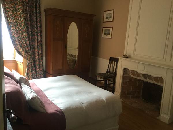 Chambre cosy de 16m2 donnant sur le côté de la maison