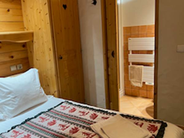 cornettines chambre 1 avec sa salle d'eau