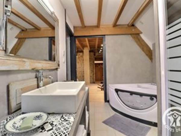 Salle de bain du 1er étage avec sa balnéothérapie-galerie